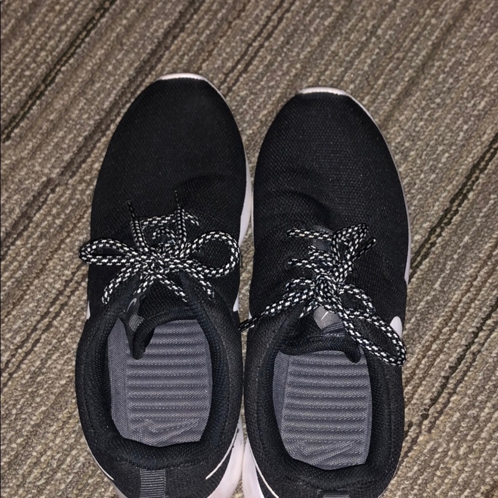 Women’s Nike Shoes - Picture 4 of 4